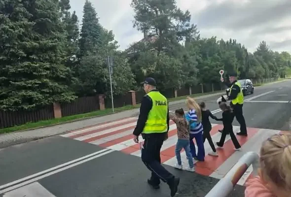 Policja z Brzegu Dolnego uczyła dzieci bezpiecznego poruszania się po drodze