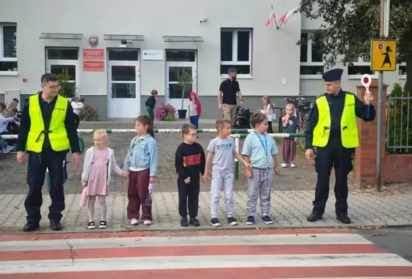 Pierwszaki z Brzegu Dolnego spotkały się z policjantami. Lekcja bezpieczeństwa zaliczona na medal