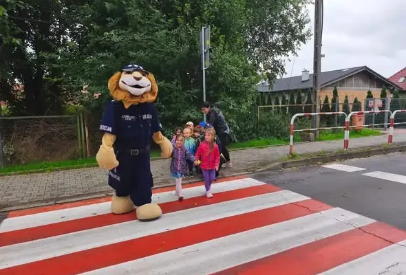 Policjanci z Brzegu Dolnego uczą dzieci bezpiecznego poruszania się po drogach