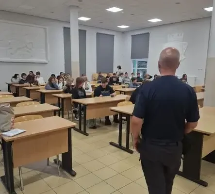 Profilaktyka w ZSP nr 1 w Brzegu Dolnym – spotkania z detektywem Pawłem Boguszewskim