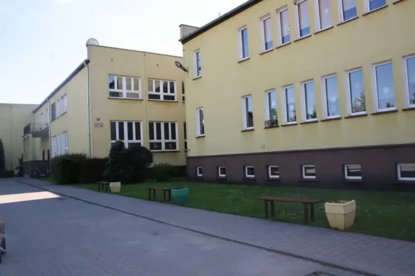Szkoła w Starym Wolowie wprowadza zakaz wstępu dla rodziców. Powód: stopień alarmowy BRAWO