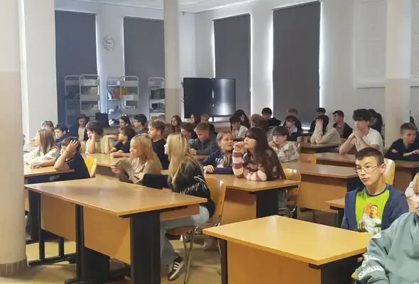 Międzypokoleniowe czytanie „Dziadów” w szkole na Młodzieżowej