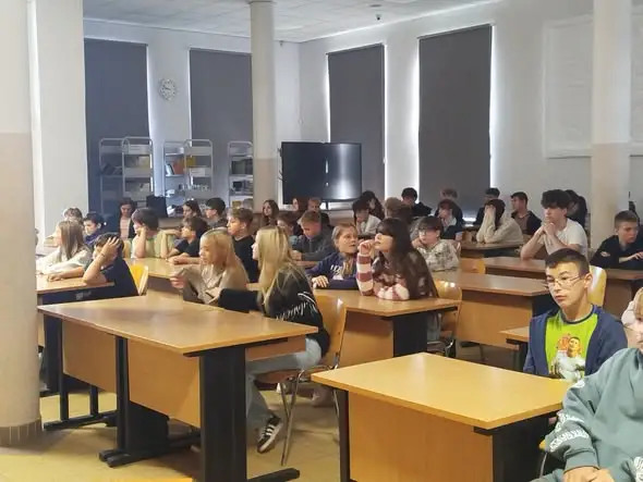 Międzypokoleniowe czytanie „Dziadów” w szkole na Młodzieżowej
