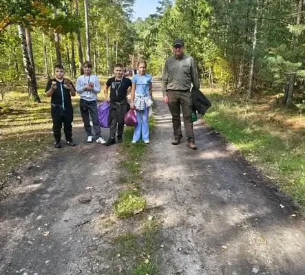Grzybiarze zostawiają śmieci w lasach. Leśnicy z Orzeszkowa apelują o sprzątanie