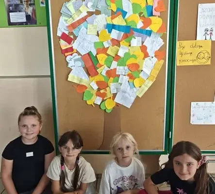 Drzewo Życzliwości w szkole podstawowej w Wińsku – podsumowanie Tygodnia Przeciwdziałania Przemocy Rówieśniczej