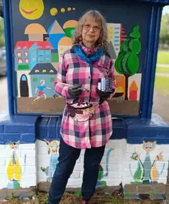Mikromural na przystanku w Brzegu Dolnym – dzieło Ewy Zielińskiej