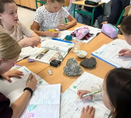 Młodzi geolodzy z klasy 4. badali skały i minerały