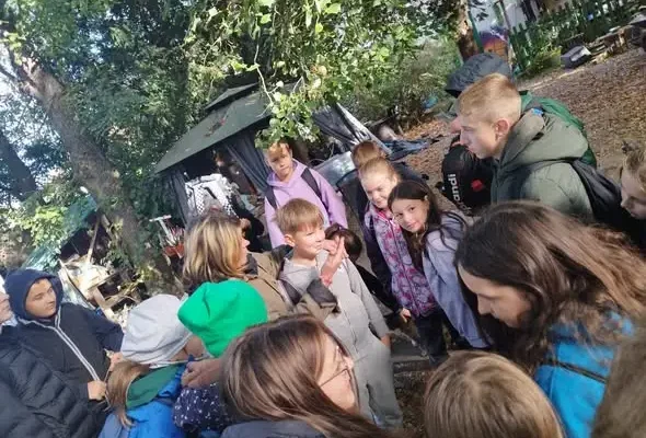 Uczniowie z Wołowa odwiedzili Schronisko dla Koni „Tara” – lekcja empatii w praktyce
