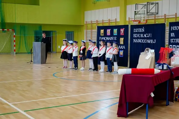 Dzień Edukacji Narodowej w Orzeszkowie – pasowanie pierwszaków i pożegnanie sekretarz szkoły