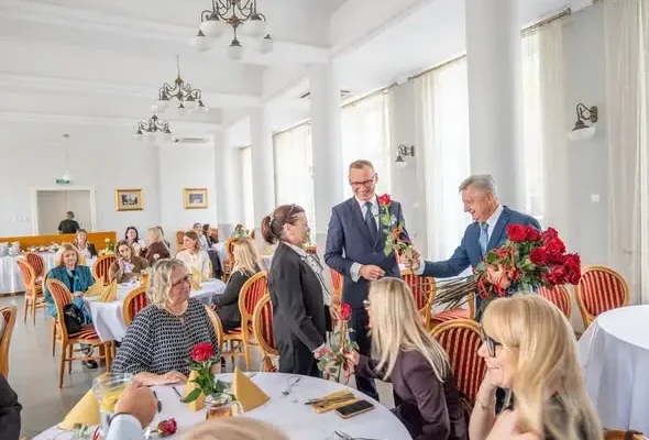Dzień Edukacji Narodowej w Brzegu Dolnym: wręczono Nagrody Burmistrza