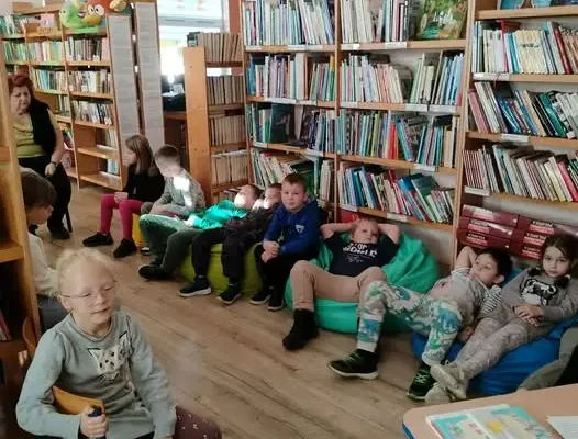 Pierwszoklasiści odkrywali bibliotekę – lekcja pełna zagadek i książek