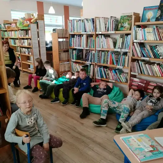 Pierwszoklasiści odkrywali bibliotekę – lekcja pełna zagadek i książek