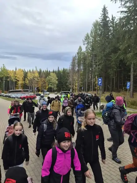 Strażacy ochotnicy z Brzegu Dolnego wsparli niepełnosprawne dzieci w zdobyciu Dzikowca
